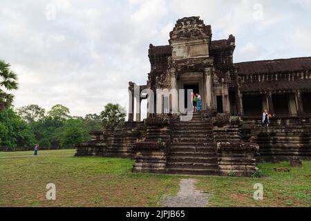 Angkor Wat Temple Complex. Siem Reap City ist ein historischer touristischer Ort in Kambodscha. Besucher, die die Tempel besichtigen. Stockfoto