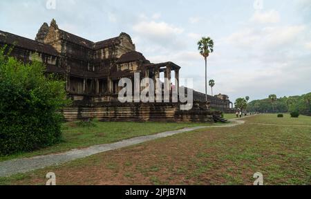 Angkor Wat Temple Complex. Siem Reap City ist ein historischer touristischer Ort in Kambodscha. Besucher, die die Tempel besichtigen. Stockfoto