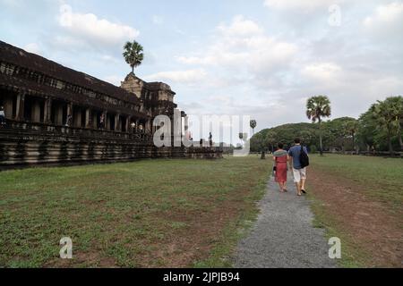 Angkor Wat Temple Complex. Siem Reap City ist ein historischer touristischer Ort in Kambodscha. Besucher, die die Tempel besichtigen. Stockfoto