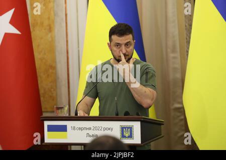 Lviv, Ukraine. 18. August 2022. Der ukrainische Präsident Wolodymyr Zelenski reagiert auf ihre gemeinsame Pressekonferenz. Der türkische Präsident Erdogan und der UN-Generalsekretär Guterres kamen in die Ukraine, um mit Präsident Zelensky über die Verbesserung der Getreideinitiative und die Lage rund um das Kernkraftwerk Zaporizhia zu sprechen. Kredit: SOPA Images Limited/Alamy Live Nachrichten Stockfoto