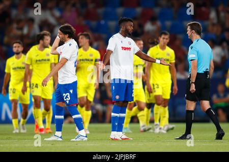 Valencia, Spanien. 18. August 2022. VALENCIA, SPANIEN - 18. AUGUST: Chidozie Awaziem von der HNK Chajduk Split spricht mit dem Schiedsrichter Aleksei Kulbakov während des ersten Beinspiels der UEFA Conference League zwischen Villarreal CF und HNK Chajduk am 18. August 2022 in Valencia, Spanien. Foto: Omar Arnau/PIXSELL Credit: Pixsell Foto- und Videoagentur/Alamy Live News Stockfoto