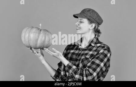 Gesunde Ernährung wächst. Retro Frau halten Kürbis. Mädchen mit Kürbis. Landwirt Ernte auf dem Land. Herbst saisonal Konzept. Herbsternte. Glücklich Stockfoto