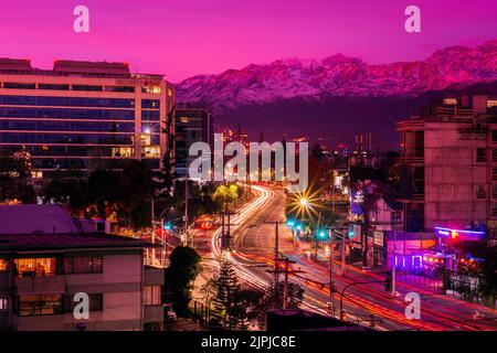 Eine schöne Aussicht auf die Avenida las Condes, Santiago in Chile mit leichten Wegen und einem rosa Filter Stockfoto