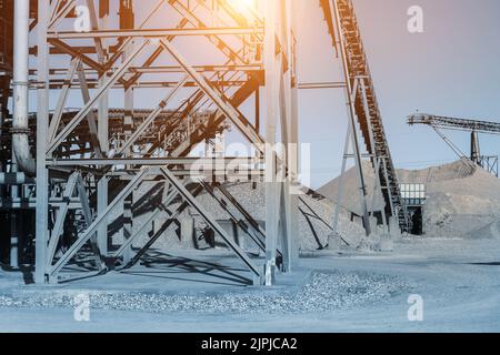 Nahaufnahme Detail Teil der Schwermetallkonstruktion der Tagebauanlage Kies Sandsteinbruch großen rostigen Rotor Maschine Material Aushub und Zerkleinerung Stockfoto