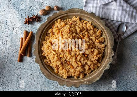 Traditionelle türkische Desserts; Grieß-Halva mit Orange (türkischer Name; Portakalli irmik helvasi) Stockfoto