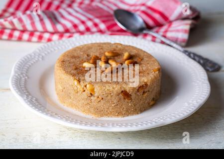 Traditionelle türkische Desserts; Grieß-Halva mit Orange (türkischer Name; Portakalli irmik helvasi) Stockfoto