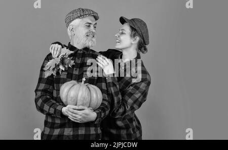 Arbeiten auf Feldern. Erntefest. Bauernmarkt. Herbststimmung. Herbstsaison. Herbstlaub. Konzept der Bauernfamilie. Herbsternte funktioniert. Ein paar Stockfoto