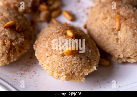 Traditionelle türkische Desserts; Grieß-Halva mit Orange (türkischer Name; Portakalli irmik helvasi) Stockfoto