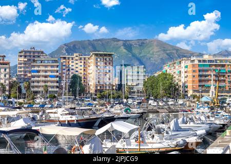 Salerno, Kampanien, Italien, 23. Juni 2022: Marina und Yacht Club Area in Salerno, Italien, ein Ausgangspunkt für Bootstouren an der Küste von Positano und Amalfi Stockfoto