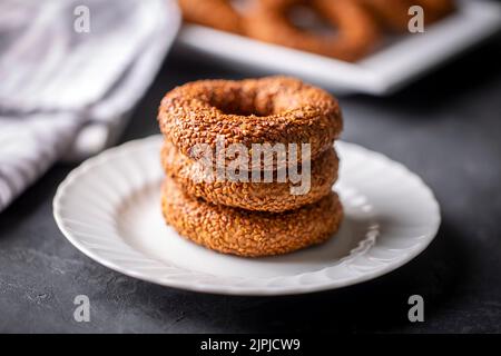 Türkischer Bagel mit Sesamsamen. Türkischer Name; Kandil simidi Stockfoto