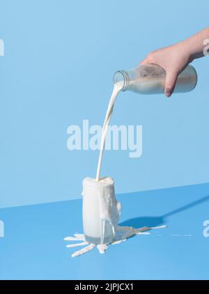 Milch, gießt, fließt, Milch Stockfoto