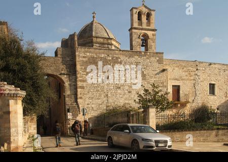 Carovigno, Italien. Außenansicht, mit den befestigten Mauern und dem Glockenturm, der Chiesa di Sant'Anna (Kirche St. Anna) aus dem 17.. Jahrhundert. Stockfoto