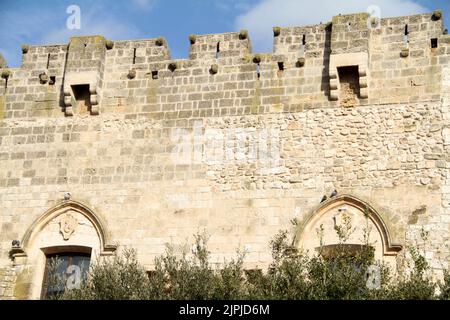 Carovigno, Italien. Außenansicht des Schlosses aus dem 14.. Jahrhundert (Il Castello Dentice di Frasso). Stockfoto