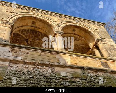 Carovigno, Italien. Außenansicht eines der Balkone des Schlosses aus dem 14.. Jahrhundert (Il Castello Dentice di Frasso). Stockfoto