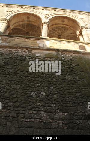 Carovigno, Italien. Außenansicht eines der Balkone des Schlosses aus dem 14.. Jahrhundert (Il Castello Dentice di Frasso). Stockfoto