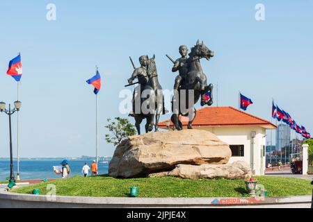 Statuen von Soldaten am Mekong-Fluss in Phnom Penh. Kambodschanische Hauptstadt Phnom Penh. Reiterstatue im Stadtzentrum Stockfoto