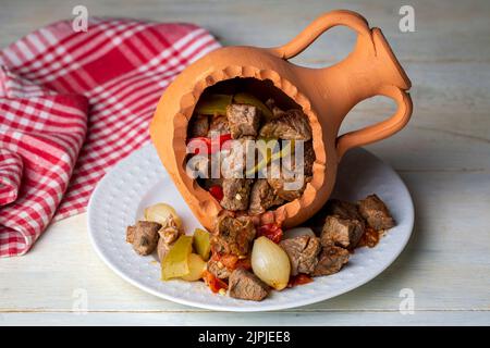 Authentischer türkischer Testi Kebab, gekocht in Steingut-Wasserkrug, türkischer Name; Testi Kebabi Stockfoto