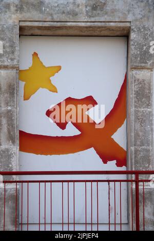 Kommunistische Symbole vor einem Gebäude in Carovigno, Italien Stockfoto