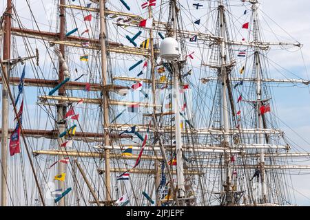 Hochschiff-Masten, -Balken und -Rigs zur Feier der 2018 Tall Ship Races. Stockfoto
