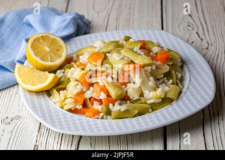 Türkische Küche. Lauch mit Olivenöl (türkischer Name; Zeytinyagli Pirasa) Türkischer Lauch und Karotten in Olivenöl. Stockfoto