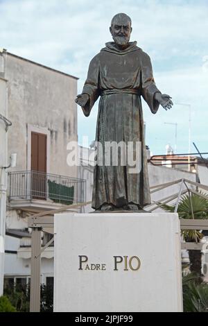 Statue des heiligen Pio von Pietrelcina (Padre Pio) in Carovigno, Italien Stockfoto