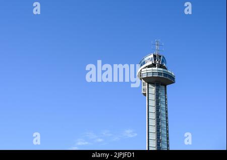 OSLO, NORWEGEN – 10. JULI 2022: Kontrollturm des Flughafens Oslo an einem sonnigen Tag Stockfoto