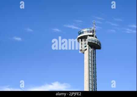 OSLO, NORWEGEN – 10. JULI 2022: Kontrollturm des Flughafens Oslo an einem sonnigen Tag Stockfoto