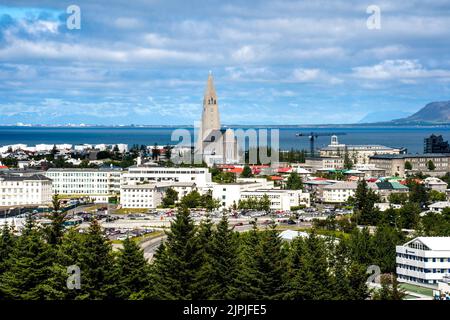 Reykjavik, Island - 4. Juli 2022 Panoramablick auf die Skyline der Stadt und die ikonische Kirche von Hallgrímskirkja. Vom Dach des Perlan Museums aus gesehen Stockfoto