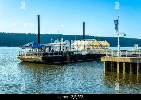 Yonkers, NY - 13. Aug 2022 Landschaftsansicht des Science Barge, einer selbsttragenden schwimmenden Hydroponikfarm und Bildungszentrum in der Innenstadt von Y Stockfoto