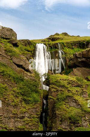 Þórsmerkurvegur, Island - 3. Juli 2022 Vertikale Ansicht von Gljúfrafoss oder Gljúfrabúi ein kleiner Wasserfall nördlich der größeren Fälle von Seljalandsfoss in so Stockfoto
