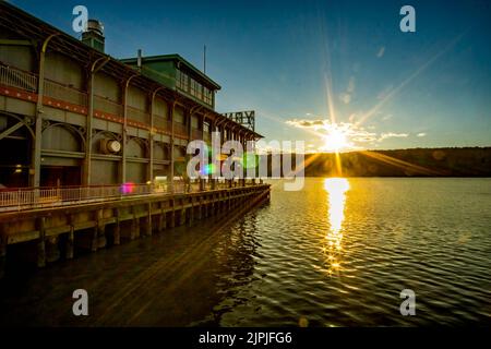 Yonkers, NY - 13. Aug 2022 Landschaftsansicht des legendären Yonkers Recreation Pier, am Fuße der Main Street im Downtown Waterfront District Stockfoto