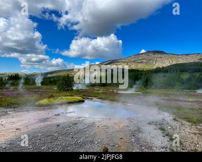 Haukadalur Valley, Island - July 2, 2022 Landschaftsansicht der ikonischen Geysir geothermischen und heißen Quellen, ein Gebiet der Geysir Aktivität auf Island Stockfoto