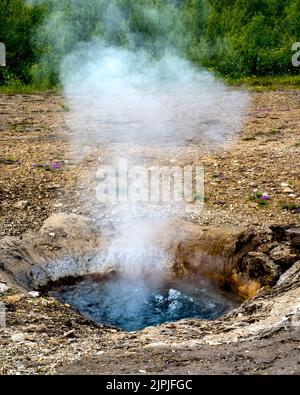 Haukadalur Valley, Island - July 2, 2022 Nahaufnahme der ikonischen Geysir Geothermie- und heißen Quellen, einem Gebiet mit Geysir-Aktivitäten auf Island' Stockfoto