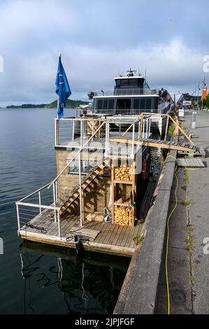 OSLO, NORWEGEN – 11. JULI 2022: Hafen von Oslo, KOK Oslo Sauna, schwimmendes Saunaboot, Legacy of the Fjords Kreuzfahrt-Boot im Hintergrund Stockfoto