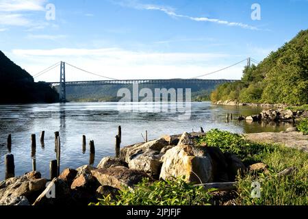 Fort Montgomery, NY - USA - 14. Aug 2022 Landschaftsansicht der legendären Bear Mountain Bridge, einer gebührenpflichtigen Hängebrücke in New York. Über den Hudson Stockfoto