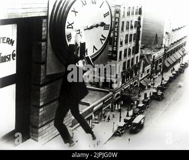 Der Filmschauspieler und Regisseur HAROLD LLOYD ( 1893 - 1971 ) in SICHERHEIT ZULETZT ( 1923 - PREFERISCO L' ASCENSORE ) - STUMMFILM - KINO MUTO - FILM - comiche - paglietta - cappello - Hut - occhiali - Gläser orologio - Uhr - pericolo - Gefahr -- -- Archivio GBB Stockfoto