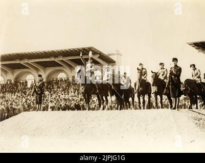 1927 , Rom , ITALIEN : der Faschist Duce Benito MUSSOLINI in der Uniform des Ehrenkorporals der schwarzen Hemd-Miliz mit Augusto TURATI , faschistischer Generalsekretär , Bei den Feierlichkeiten zum fünften Jahrestag des Marsches gegen Rom - FASCHISMUS - FASCHISMUS - FASCHISMUS - FASCHISMUS - MARCIA SU ROMA - Zweiten Weltkrieg - SECONDA GUERRA MONDIALE ---- Archivio GBB Stockfoto