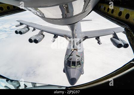 Eine der Bomb Squadron 93. in Barksdale, Louisiana, zugewiesene B-52-Stratofortress wird während des Trainings von einem KC-135-Stratotanker vom 914. Air Betanking Wing, Niagara Falls Air Reserve Station, NY, 15. August 2022, über Missouri, USA, betankt. Die Luftbetankung bietet den gemeinsamen Kräften rund um den Globus eine schnelle Mobilität. (USA Luftwaffe Foto von Airman Kylar Vermeulen) Stockfoto