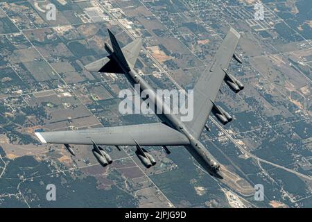 Eine B-52-Stratofortress vom Bombenflügel 93. aus dem Luftwaffenstützpunkt Barksdale, LA, zieht sich von einem KC-135-Stratotanker ab, nachdem sie am 15. August 2022 in Missouri, USA, unter der Luft betankt wurde. Die Luftbetankung bietet den gemeinsamen Kräften rund um den Globus eine schnelle Mobilität. (USA Luftwaffe Foto von Airman Kylar Vermeulen) Stockfoto