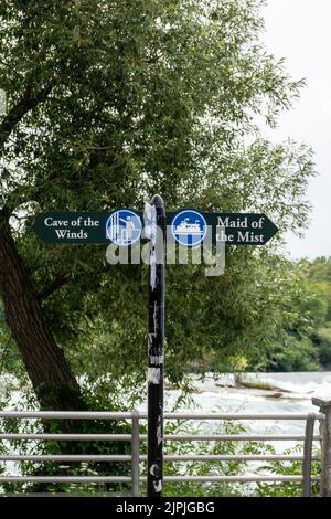 Niagara Falls, NY - 31. Juli 2022: Wegweiser für Cave of the Winds und Maid of the Mist Touristenziele auf der amerikanischen Seite der Wasserfälle. Stockfoto