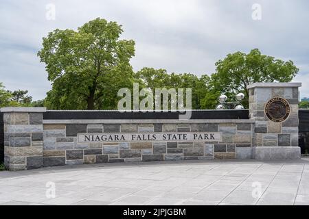 Niagara Falls, NY - 31. Juli 2022: Steinmauer mit Namen und Siegel des Niagara Falls State Park Stockfoto