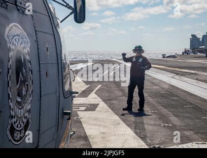 220816-N-MW880-1004 ATLANTIK (AUG 16, 2022) Ein Segler, der dem Helicopter Maritime Strike Squadron (HSM) 46 zugewiesen wurde, steuert einen MH-60R Hubschrauber auf dem Flugdeck des Flugzeugträgers USS George H.W. Bush, 16 2022. August. The George H.W. Die Bush Carrier Strike Group (CSG) ist ein integriertes Kampfwaffensystem, das überlegene Kampffähigkeit bietet, um Amerikas Gegner zur Unterstützung der nationalen Sicherheit abzuschrecken und erforderlichenfalls zu besiegen. Carrier Air Wing (CVW) 7 ist die offensive Luft- und Schlagkomponente von CSG-10 und George H.W. Bush CSG. Die Staffeln von CVW-7 sind Strike Fighter Squadron (V Stockfoto