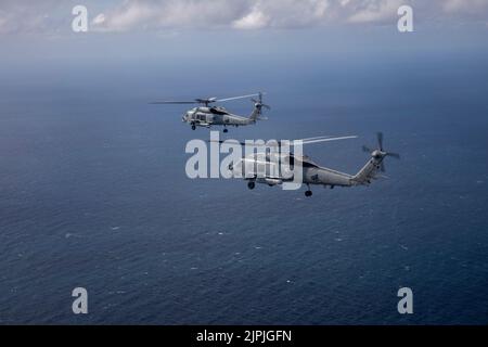 220816-N-MW880-1414 ATLANTIK (AUG 16, 2022) zwei MH-60R Sea Hawk-Hubschrauber, die an Helicopter Maritime Strike Squadron (HSM) 46 befestigt sind, fliegen in Formation, 16 2022. August. The George H.W. Die Bush Carrier Strike Group (CSG) ist ein integriertes Kampfwaffensystem, das überlegene Kampffähigkeit bietet, um Amerikas Gegner zur Unterstützung der nationalen Sicherheit abzuschrecken und erforderlichenfalls zu besiegen. Carrier Air Wing (CVW) 7 ist die offensive Luft- und Schlagkomponente von CSG-10 und George H.W. Bush CSG. Die Staffeln von CVW-7 sind Strike Fighter Squadron (VFA) 143, VFA-103, VFA-86, VFA-136, Electronics Attac Stockfoto