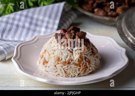 Türkisches Fleisch et kavurma mit Reis - pilav (türkischer Name; kurban kavurma, pilav ustu kavurma) Stockfoto