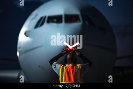 Eine Crew betrügt einen britischen airbus bei der Ankunft auf der Fluglinie auf der MacDill Air Force Base, Florida, am 17. August 2022. Mehr als 60 ukrainische Athleten, Familien, Trainer, Betreuer und Mitarbeiter reisten auf dem Weg nach Orlando zur MacDill AFB, wo sie am 19. Und 28. August 2022 an den Warrior Games des Verteidigungsministeriums im ESPN Wide World of Sports Complex teilnehmen werden. Die Warrior Games bestehen aus fast 300 verwundeten, kranken und verletzten aktiven Dienstmitgliedern und Veteranen, die an einer Reihe von adaptiven Sportveranstaltungen teilnehmen und die US-Armee, das Marine Corps, die Marine, die Luftwaffe und ein repräsentieren Stockfoto