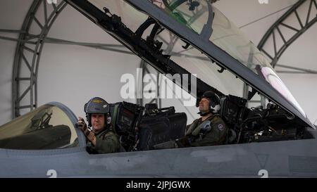 US Marine Corps Gunnery Sgt. Wade Lawrence, ein Flugzeugmechaniker mit Marine All Weather Fighter Attack Squadron (VMFA(AW)) 533, trifft am 8. Juli 2022 in der Marine Corps Air Station Iwakuni, Japan, ein. U.S. Marines mit VMFA(AW)-533 erhielten die Möglichkeit, an einem Incentive-Flug an Bord von F/A-18D Hornet-Flugzeugen teilzunehmen, um die Moral der Einheiten zu erhöhen. (USA Marine Corps Foto von CPL. Bryant Rodriguez) Stockfoto