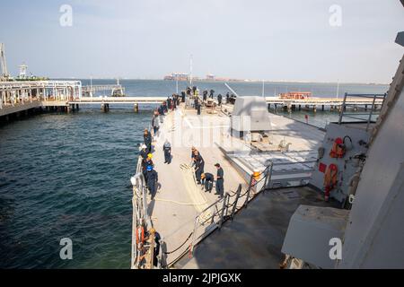 220812-N-EH998-1116 GOLF VON ADEN (AUG 12, 2022) der Lenkrakenzerstörer USS Nitze (DDG 94) zieht nach Dschibuti, um aufzutanken, 12. August. Nitze wird im Einsatzgebiet der US-Flotte für 5. eingesetzt, um die Sicherheit und Stabilität der Seefahrt im Nahen Osten zu gewährleisten. (USA Navy Foto von Mass Communication Specialist 2. Class Cryton Vandiesal) Stockfoto