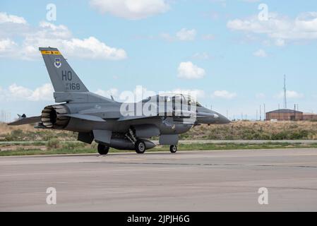 Col. Justin Spears, 49. Wing Commander und Maj. Michael McCann, 8. Fighter Squadron F-16 Viper Pilot, Taxi und F-16 auf einer Start- und Landebahn, 16. August 2022, auf der Holloman Air Force Base, New Mexico. Der 49. Wing ist einer der ersten amerikanischen F-16 und MQ-9 Reaper Trainingsflügel und bietet kampfbereite Luftbesatzung. (USA Luftwaffe Foto von Airman 1. Klasse Nichola Paczkowski) Stockfoto