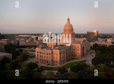 Austin Texas USA, August 2 2022: Ein warmer Sonnenuntergang im August fällt auf dem Texas Capitol in der Innenstadt von Austin herab, während der Staat noch einige Wochen ohne nennenswerte Niederschläge vergeht. ©Bob Daemmrich Stockfoto