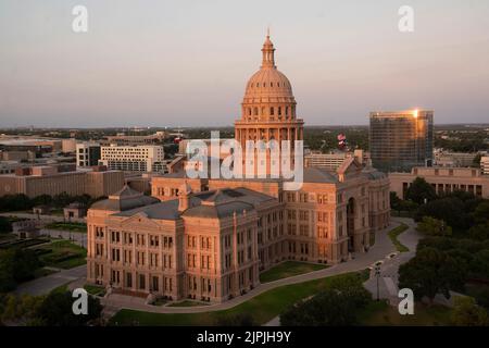 Austin Texas USA, August 2 2022: Ein warmer Sonnenuntergang im August fällt auf dem Texas Capitol in der Innenstadt von Austin herab, während der Staat noch einige Wochen ohne nennenswerte Niederschläge vergeht. ©Bob Daemmrich Stockfoto